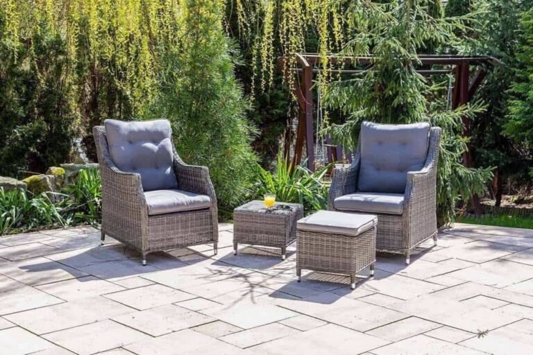 Jakie meble ogrodowe 2-osobowe wybrać?